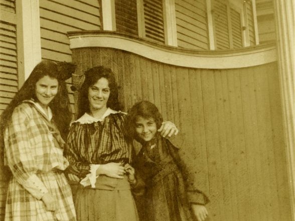 fay_viosca_pics_002 (2226 visits) L-R: Angela Viosca, Alice Baudean, and Villa Viosca fay_viosca_pics_002