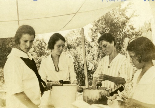 fay_viosca_pics_027 (3880 visits) L-R: Angela Viosca, Unknown, Alice Baudean, Villa Viosca
Possibly in mandeville. Maybe Angela is pre... fay_viosca_pics_027
