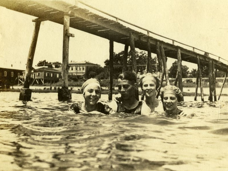 fay_viosca_pics_042 (2367 visits) L-R: Mildred Sintes, Harry Viosca, Angela Viosca, Alice Baudean. fay_viosca_pics_042