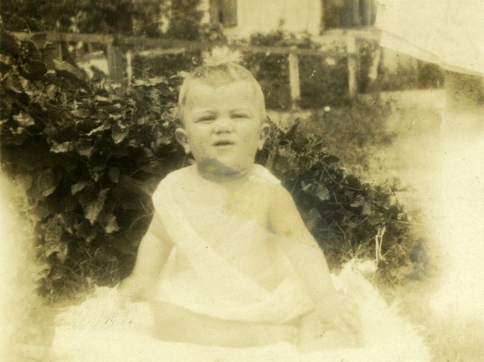fay_viosca_pics_063 (1328 visits) Jerry Viosca at nine months.
Alice wrote on back of photo 'Jerry at 9 mos. making "funny face"' fay_viosca_pics_063