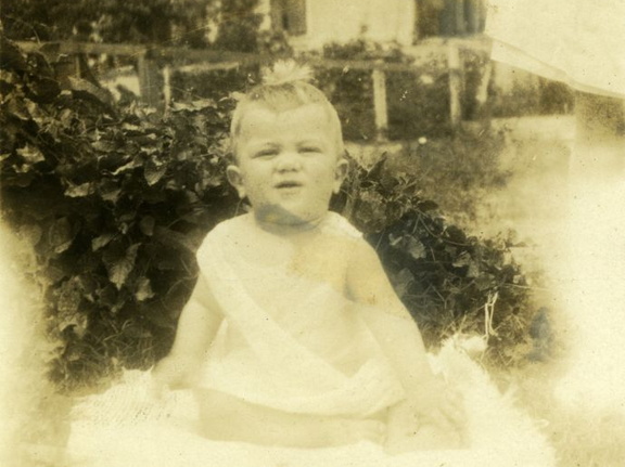 fay_viosca_pics_063 (1328 visits) Jerry Viosca at nine months.
Alice wrote on back of photo 'Jerry at 9 mos. making "funny face"' fay_viosca_pics_063
