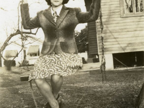 fay_viosca_pics_109 (1739 visits) Fay Viosca in Helm's yard. Developed March 6 1940. fay_viosca_pics_109