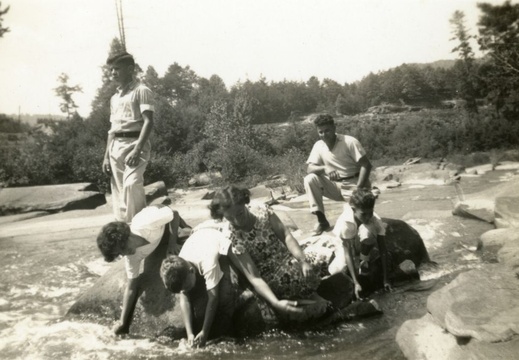 fay_viosca_pics_125 (4703 visits) Viosca family vacation. L-R Randall (standing), Fay, Jerry, Alice, Bob, Felix (standing). fay_viosca_pics_125