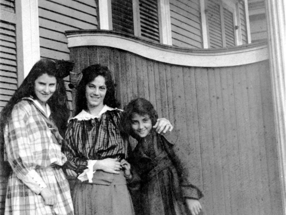 fay_viosca_pics_002 (2235 visits) L-R: Angela Viosca, Alice Baudean, and Villa Viosca fay_viosca_pics_002