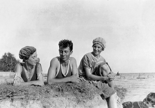 fay_viosca_pics_010 (3739 visits) Friends on a hummock. L-R Alice Baudean, Harry Viosca, Angela Viosca, Willard Viosca. Probably taken... fay_viosca_pics_010