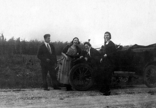 fay_viosca_pics_020 (1986 visits) L-R: Felix Viosca, Mildred Sintes, Alice Baudean, Angela Viosca fay_viosca_pics_020