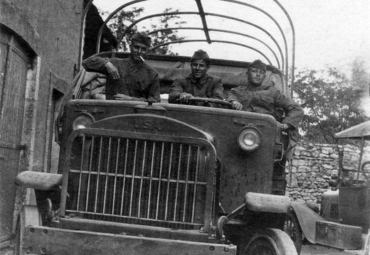 fay_viosca_pics_057 (1959 visits) Felix Visoca in WWI 1918
L-R: Unknown, Randall Felix Viosca, Unknown. fay_viosca_pics_057