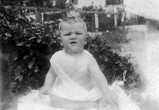 fay_viosca_pics_063 (1336 visits) Jerry Viosca at nine months.
Alice wrote on back of photo 'Jerry at 9 mos. making "funny face"' fay_viosca_pics_063