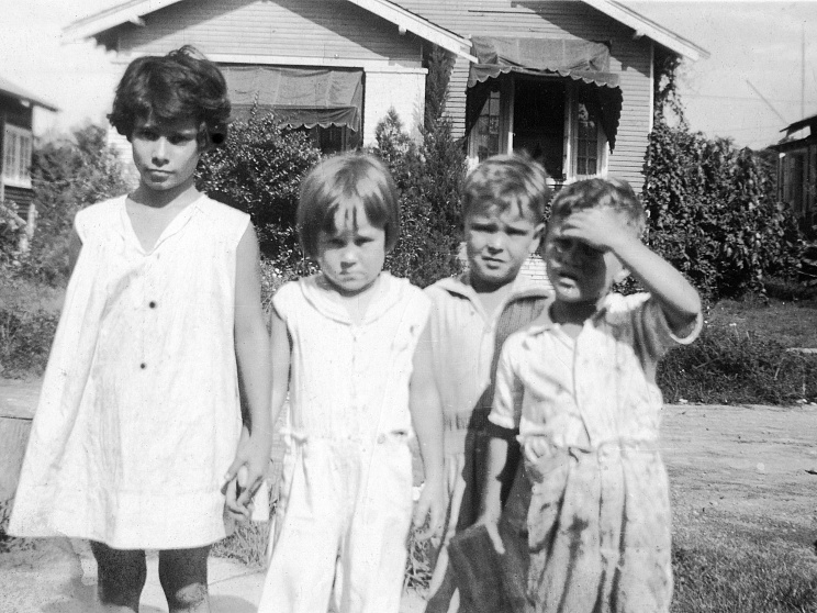 fay_viosca_pics_070 (2257 visits) L-R: Fay Viosca (10 yrs), Elaine Kilcoyne, Russell Hatfield, Jerry Viosca. Ada Place New Orleans. fay_viosca_pics_070