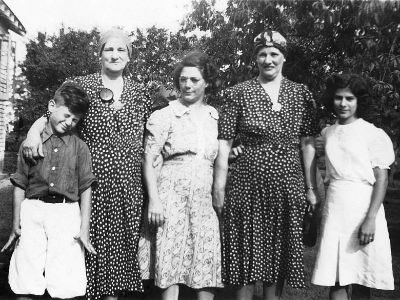 fay_viosca_pics_074 (2272 visits) L-R: Jerry Viosca, Alice Avril, Allice Baudean Viosca, Vickie Dumas, Fay Viosca fay_viosca_pics_074