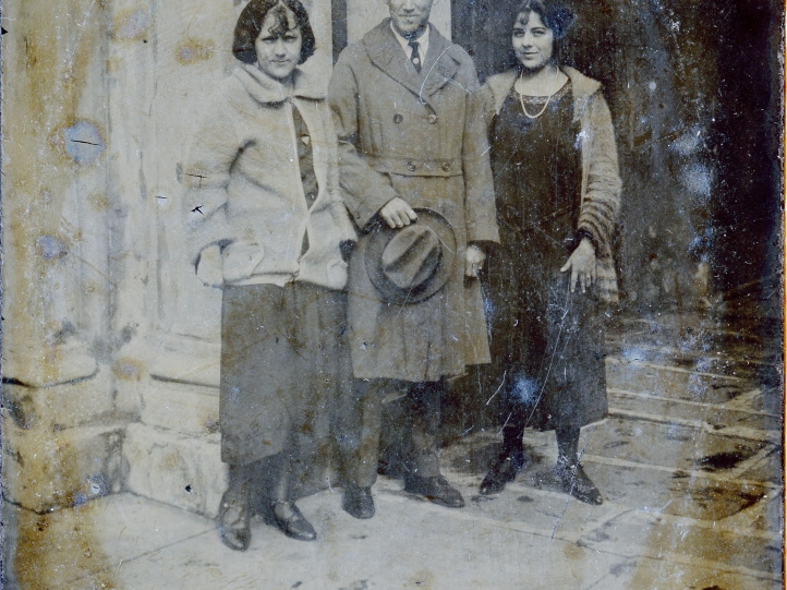 HarryViosca_012cs (1853 visits) On back: Pearl, Henry, and Mildred, 12-3-23, 11:30 A.M.
Pearl and Henry Kolter, Mildred Viosca HarryViosca_012cs