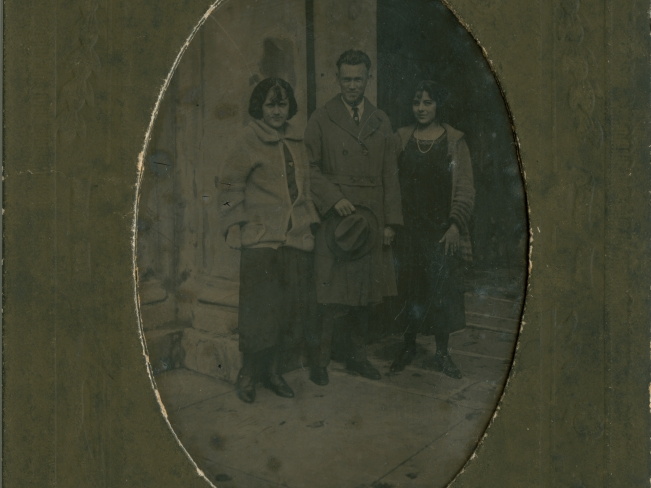 HarryViosca_012mat (1835 visits) On back: Pearl, Henry, and Mildred, 12-3-23, 11:30 A.M.
Pearl and Henry Kolter, Mildred Viosca HarryViosca_012mat