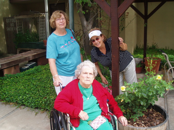 VicViosca_GG_April-2006-170 (1729 visits) Front: Louise Fernandez Viosca
Back: Dionne Viosca and Barbara Viosca VicViosca_GG_April-2006-170