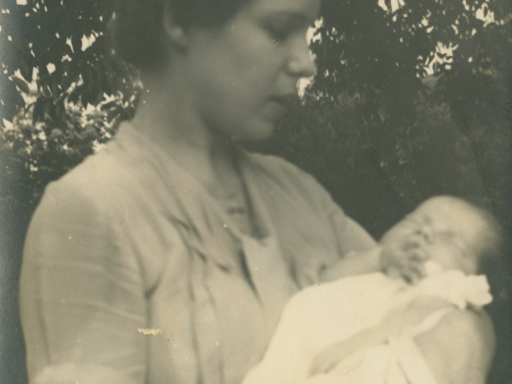 VicVioscaAlbum_021 (1833 visits) Louise Fernandez Viosca and son Victor Willard Viosca Jr.
On back: Taken Christening day. VicVioscaAlbum_021