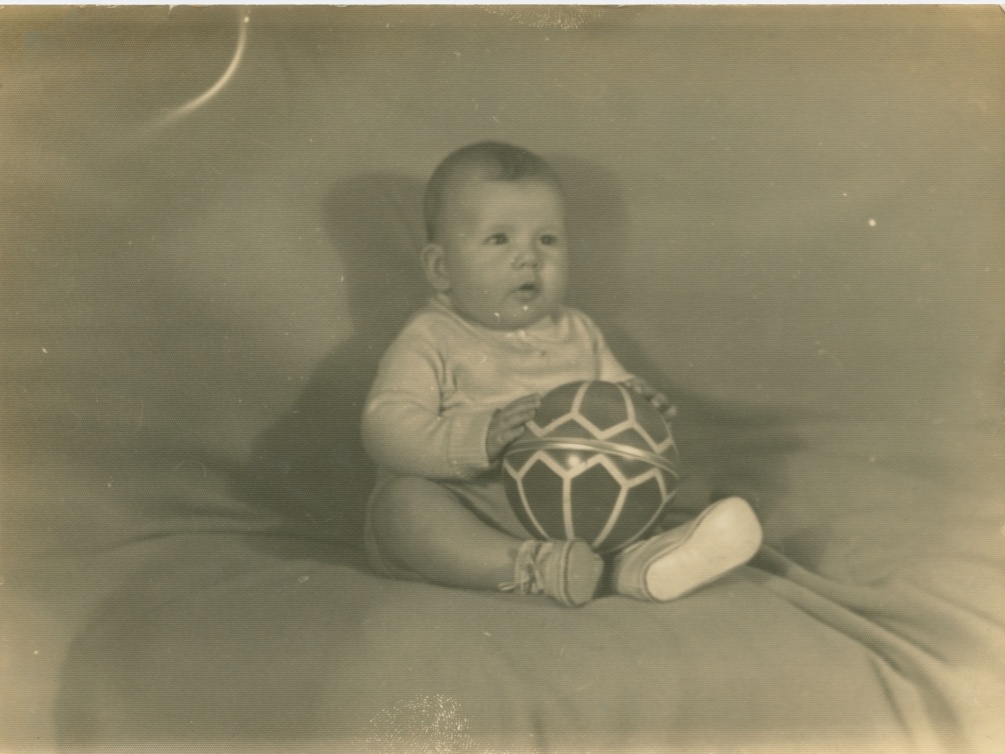 VicVioscaAlbum_033 (1643 visits) Victor Willard Viosca Jr.
On back: Taken 1-6-1940, By - Maxsay Hymel, 6 months
VicVioscaAlbum_033