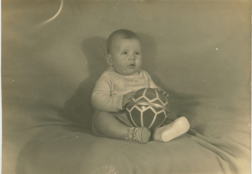 VicVioscaAlbum_033 (1643 visits) Victor Willard Viosca Jr.
On back: Taken 1-6-1940, By - Maxsay Hymel, 6 months
VicVioscaAlbum_033