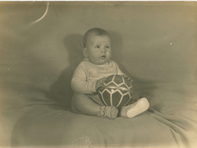VicVioscaAlbum_033 (1643 visits) Victor Willard Viosca Jr.
On back: Taken 1-6-1940, By - Maxsay Hymel, 6 months
VicVioscaAlbum_033