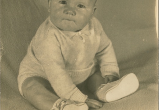 VicVioscaAlbum_035 (1430 visits) Victor Willard Viosca Jr. (Vic)
On back: Taken 1-6-40 By Maxsay Hymel, 6 months. VicVioscaAlbum_035