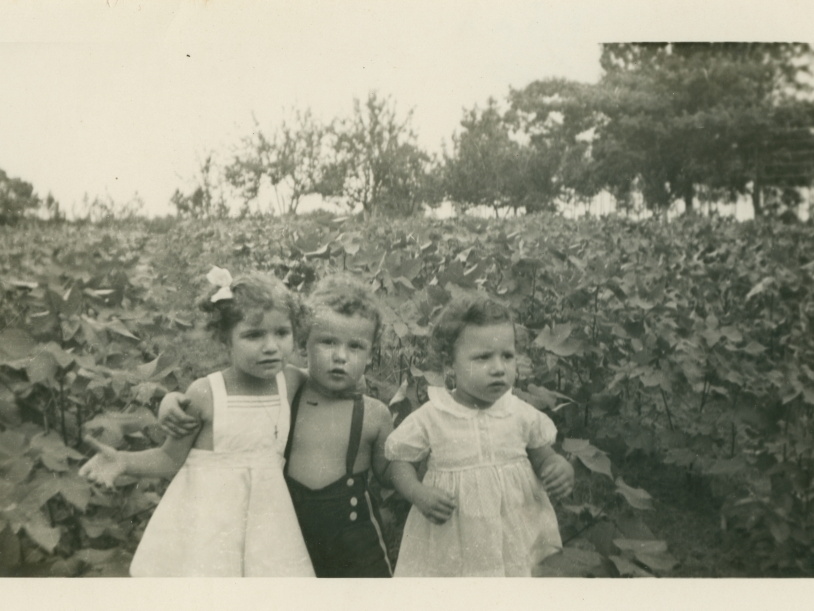 VicVioscaAlbum_070 (1514 visits) Victor Willard Viosca Jr.
On back: Vic Viosca - 3 years old.
With friends on Gulf Coast VicVioscaAlbum_070