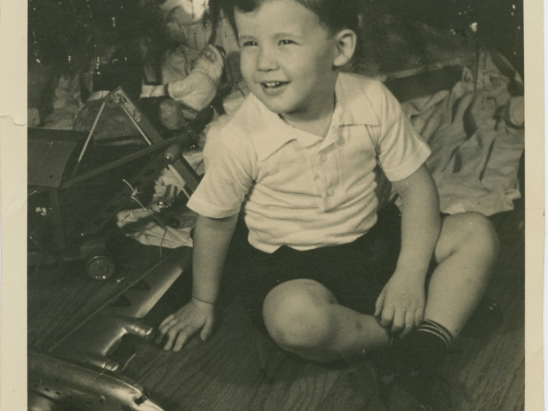 VicVioscaAlbum_076 (1540 visits) Victor Willard Viosca Jr. (Vic)
On back Vic - 3.5 yrs. 12-25-42, Under Xmas tree VicVioscaAlbum_076