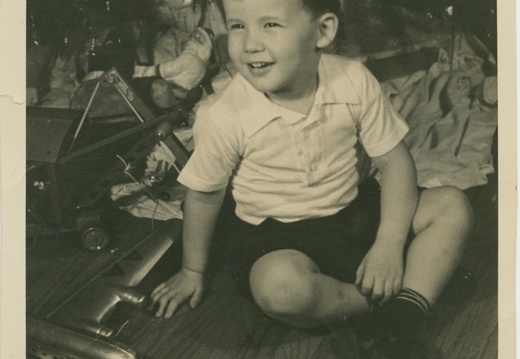 VicVioscaAlbum_076 (1540 visits) Victor Willard Viosca Jr. (Vic)
On back Vic - 3.5 yrs. 12-25-42, Under Xmas tree VicVioscaAlbum_076