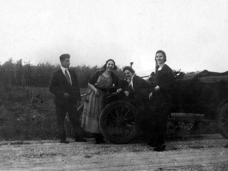 fay_viosca_pics_020 (1992 visits) L-R: Felix Viosca, Mildred Sintes, Alice Baudean, Angela Viosca fay_viosca_pics_020