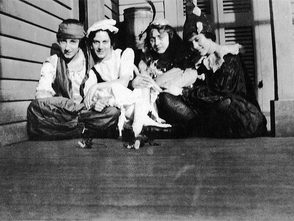 fay_viosca_pics_028 (2100 visits) Mardi Gras Friends. L-R: Unknown, Allice Baudean, Unknown, Unknown. fay_viosca_pics_028
