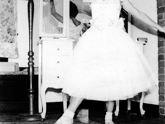 fay_viosca_pics_081 (1633 visits) Fay Viosca before dancing "The Faust (Flop) Ballet". The ballet was performed on freshly waxed floor... fay_viosca_pics_081