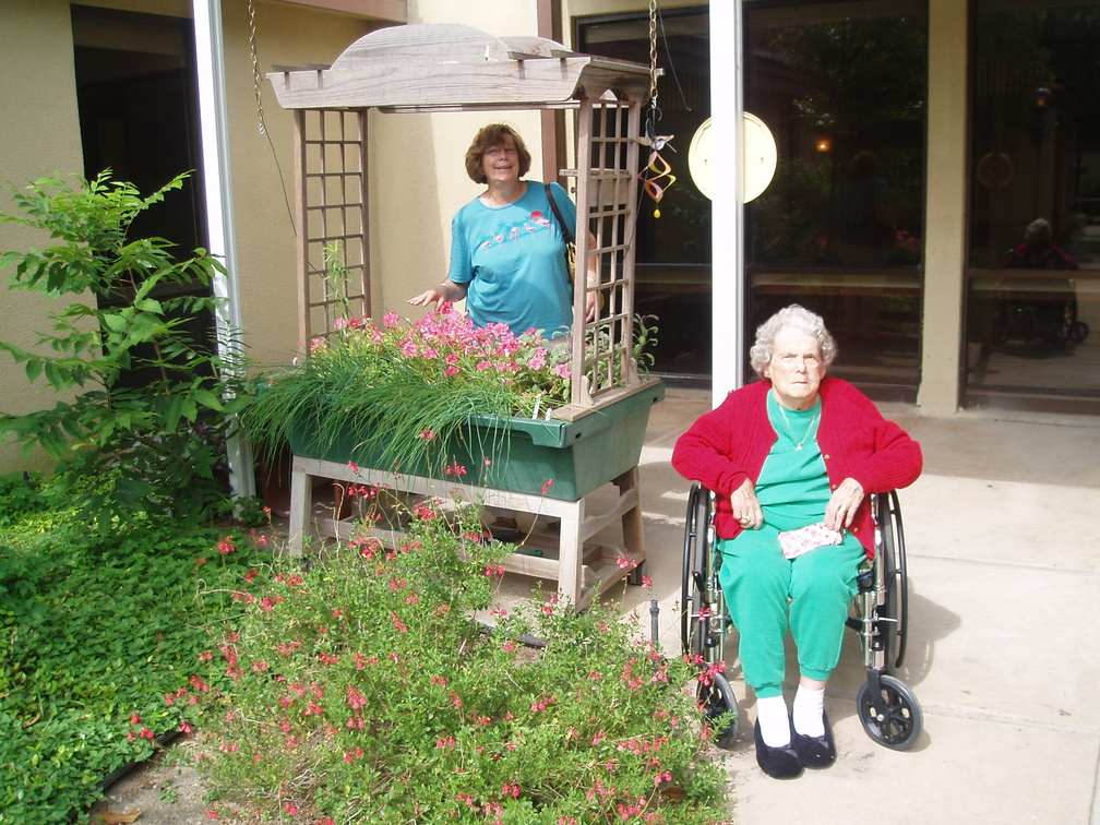 VicViosca_GG_April-2006-185 (1456 visits) L-R: Dionne Viosca and Louise Fernandez Viosca VicViosca_GG_April-2006-185